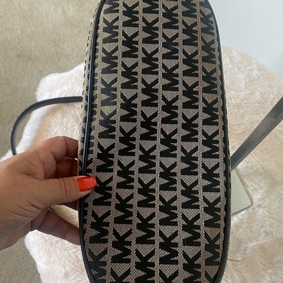 MICHEAL KORS Large Hobo Bag - Picture 9 of 10